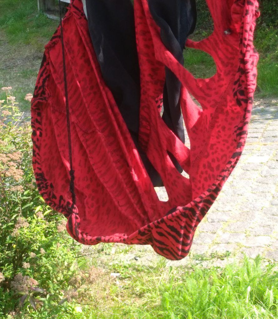 Textiles rot schwarz " Schaukel " 2021